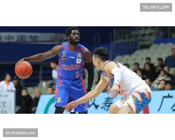 纽卡斯尔边后卫霍尔与利夫拉门托高频完成内线插上进攻